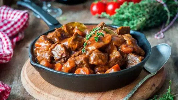 Ramazan Sofrasının Gözdesi: Beğendili Tas Kebabı Tarifi