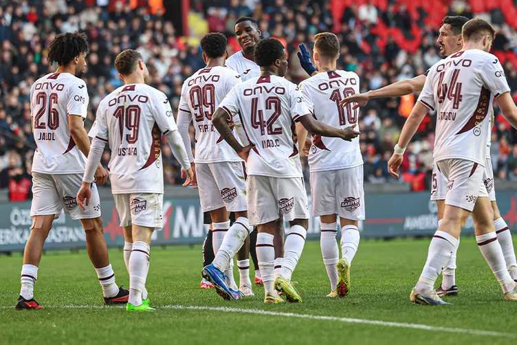 Trabzonspor Kritik Deplasmanda 3 Puan Aldı: Yorumcular Maçın Kilit İsmini Açıkladı!