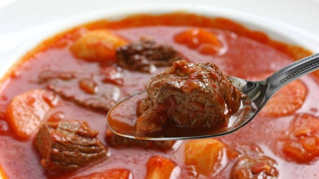 Favori yemeğiniz olabilir! Macar Gulaşı tarifi: