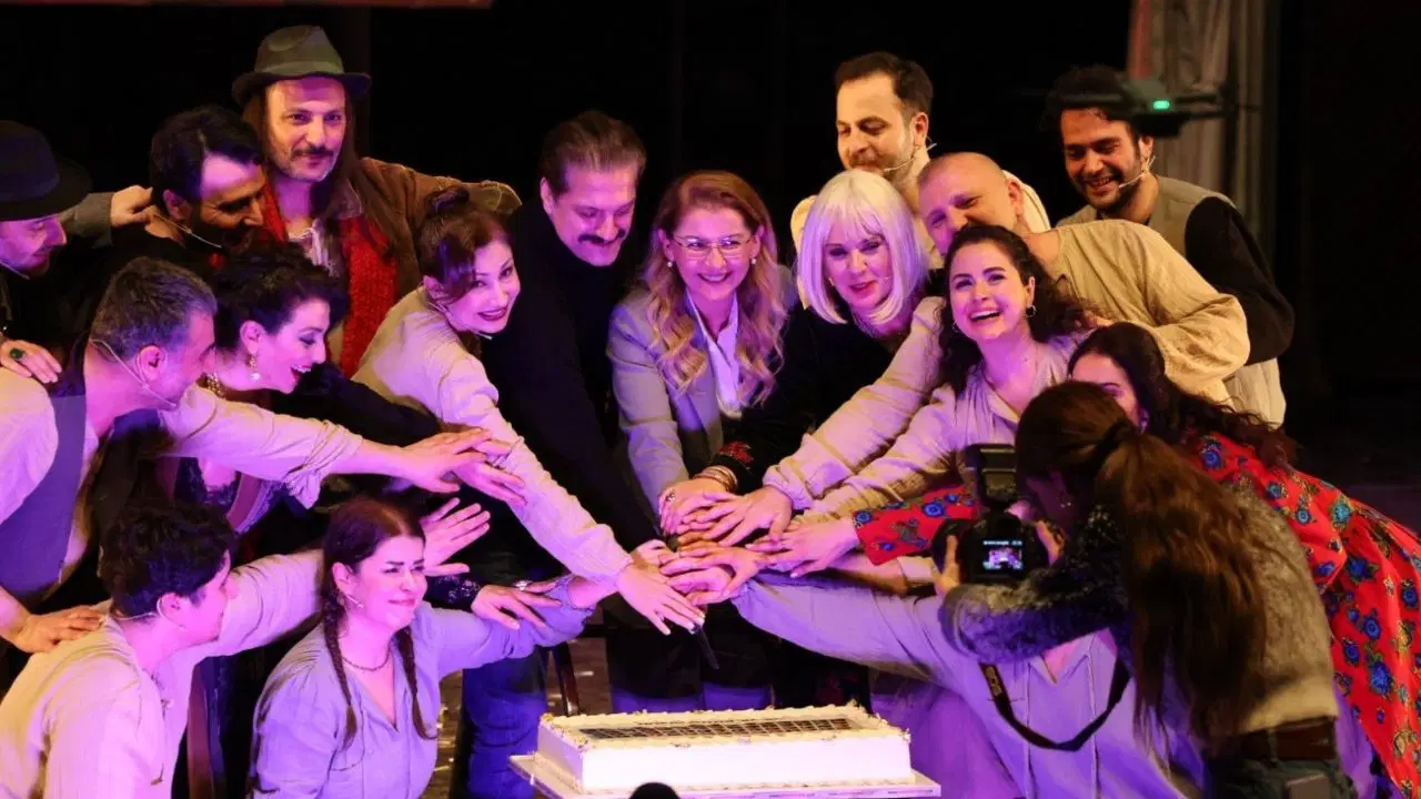 Bakırköy Belediye Tiyatroları 35 yaşında! ‘Eşeğin Gölgesi’ oyunu ücretsiz sahnelendi.