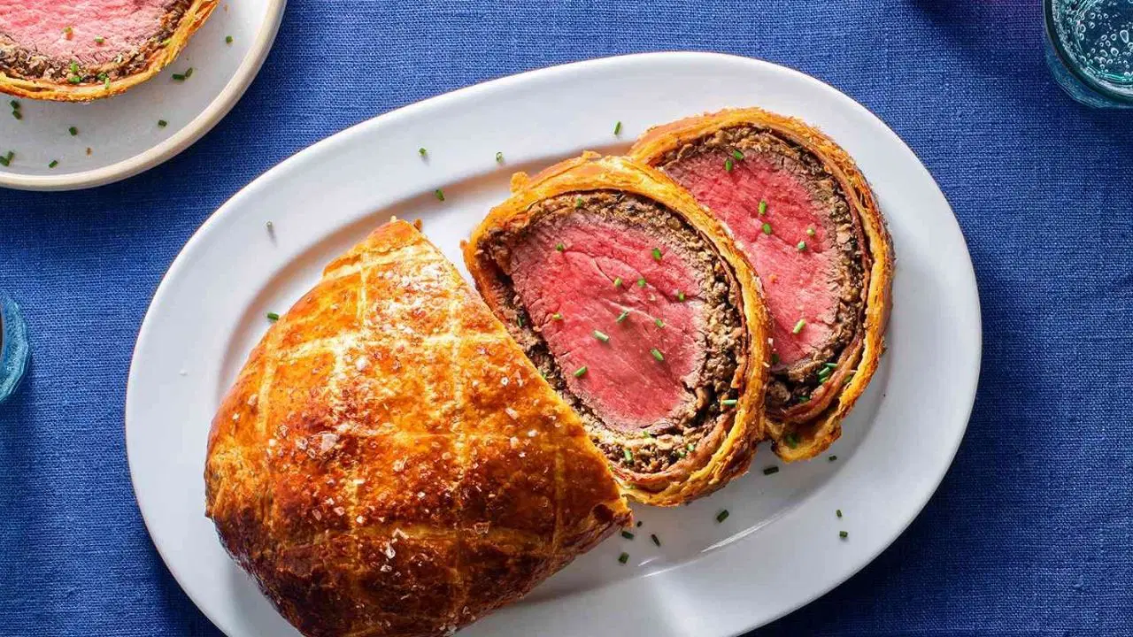Dışı çıtır milföy, içi ise pembe ve sulu kalan bütün bir dana bonfile. Beef Wellington Tarifi.