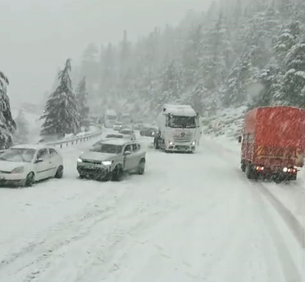 Yüksek Kesimlerde Kar Sürprizi: Ulaşım Aksadı