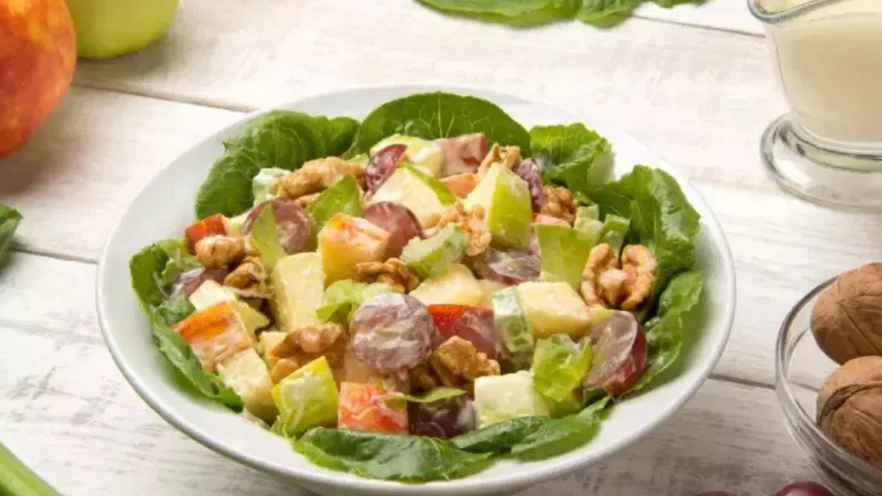 Lezzetli ve pratik salata tarifi: Waldorf salatası tarifi