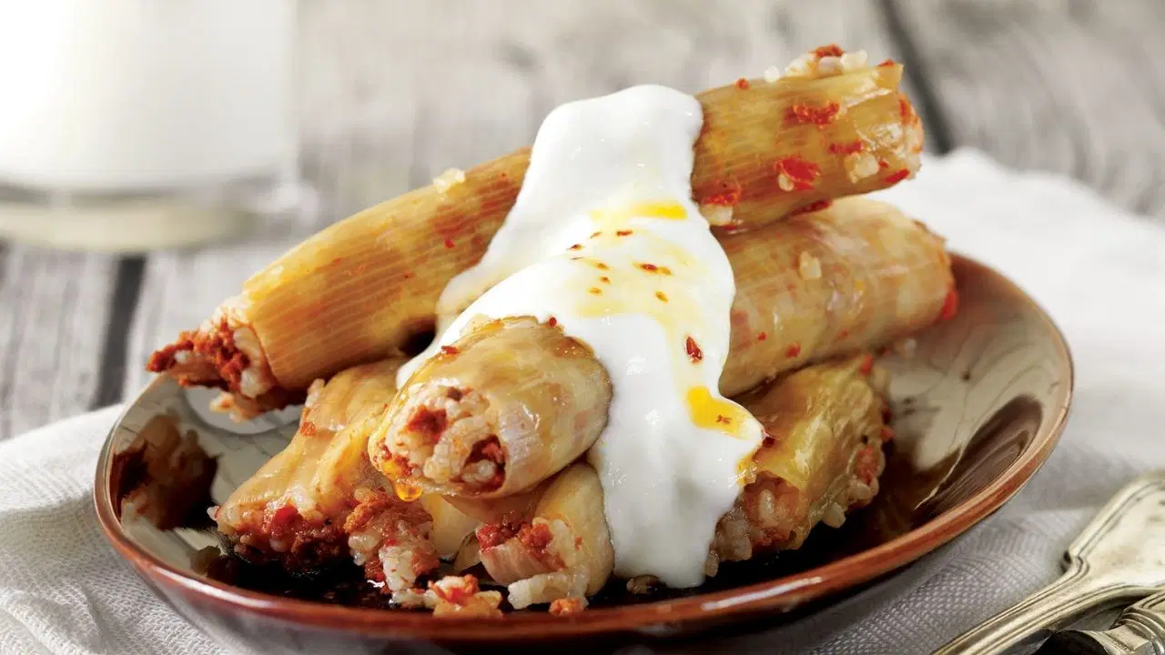 Zeytinyağlıların en sevilenlerinden biri: Pırasa dolması tarifi