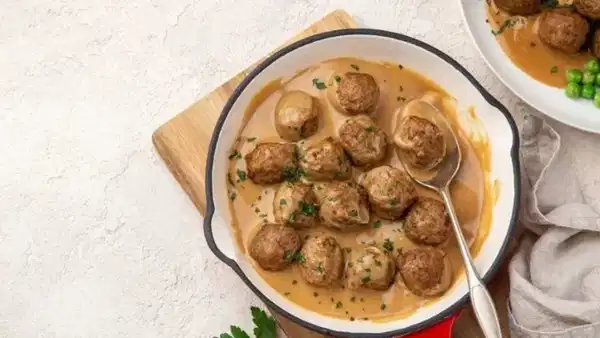 Kuzey Mutfağının İkonik Dokunuşu: İpeksi Soslu Orijinal İsveç Köftesi