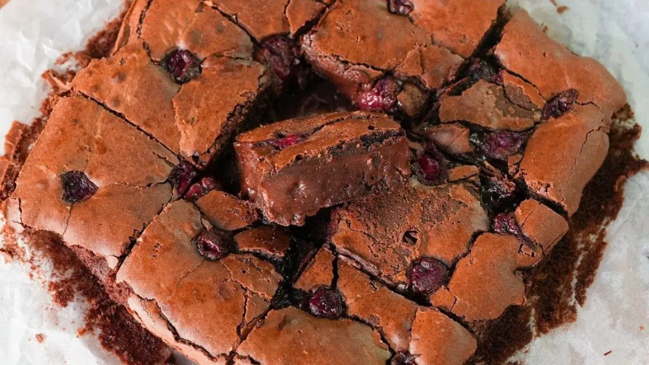 Çikolatanın yoğun lezzetiyle vişnenin ekşiliği bir araya geliyor:  Vişneli brownie tarifi
