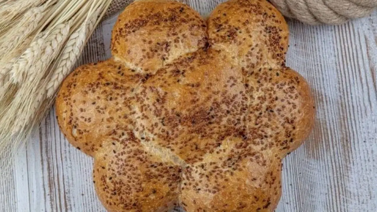 Hem sunumuyla dikkat çeken hem de yumuşacık dokusuyla beğeni toplayan ‘Çiçek Ekmek Tarifi’