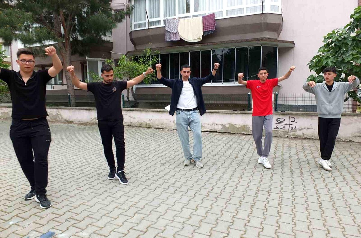 Genç folklorcular gösteri için çalışmalarını sürdürüyor