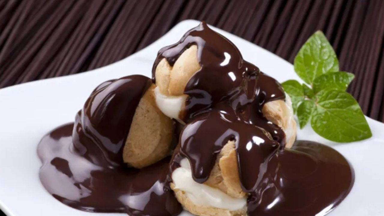 Profiterol lezzetini zahmetsiz bir şekilde hazırlamak isteyenler için yalancı profiterol tarifi ideal bir seçenek sunuyor